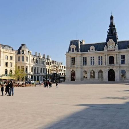 Appartement En Face De La Gare - Centre Ville Поатие Екстериор снимка