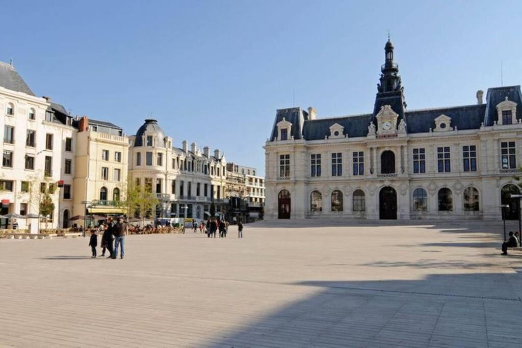 Appartement En Face De La Gare - Centre Ville Поатие Екстериор снимка