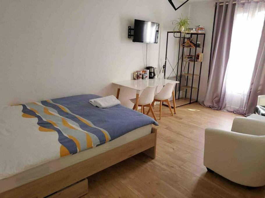 Appartement En Face De La Gare - Centre Ville Поатие Екстериор снимка