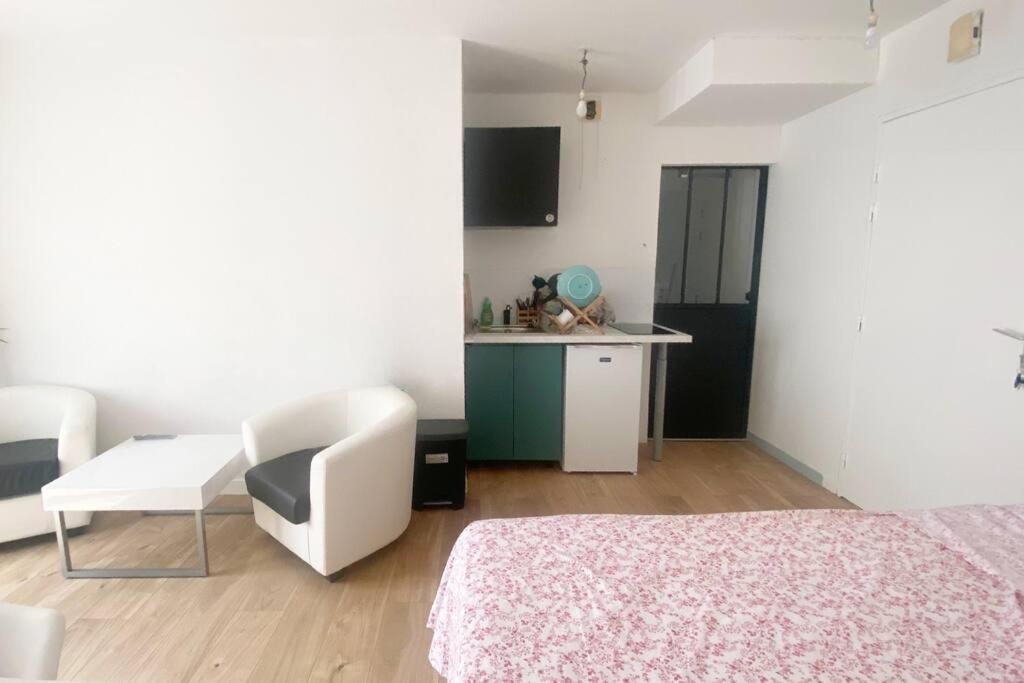 Appartement En Face De La Gare - Centre Ville Поатие Екстериор снимка